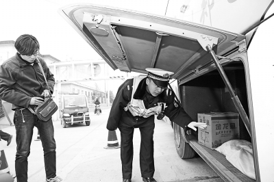 鄭州交警全員上路加強春運安全檢查服務(wù)